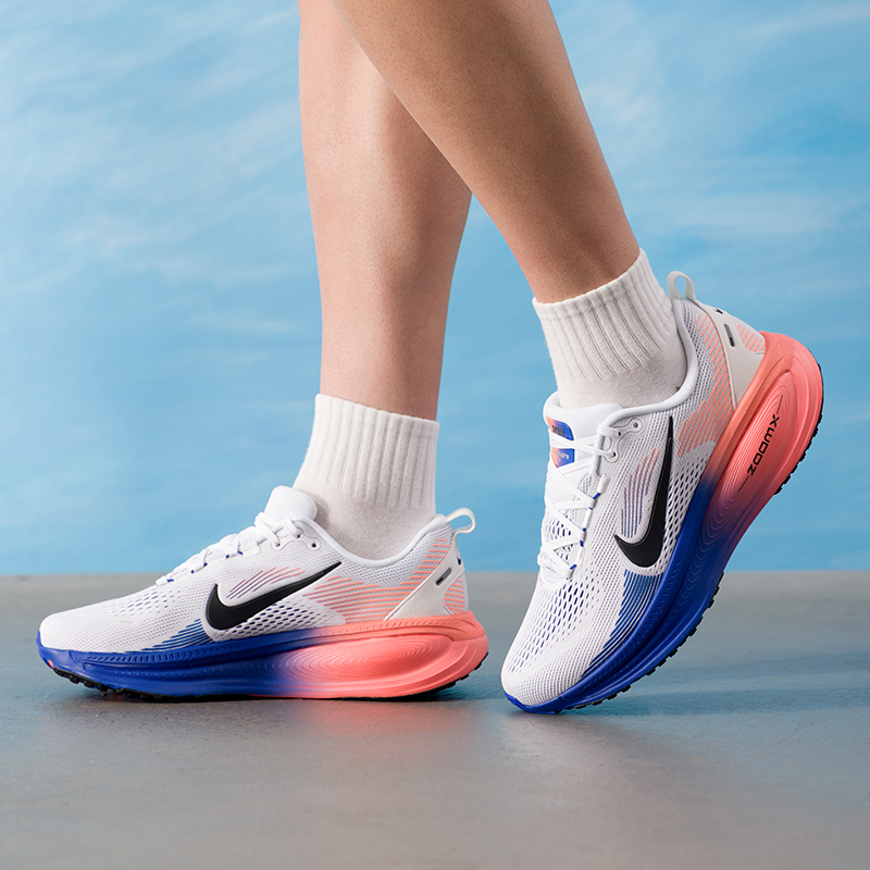 Lightweight Road Running Shoes - NIKE VOMERO 18 HM6803-114 Scarpe da