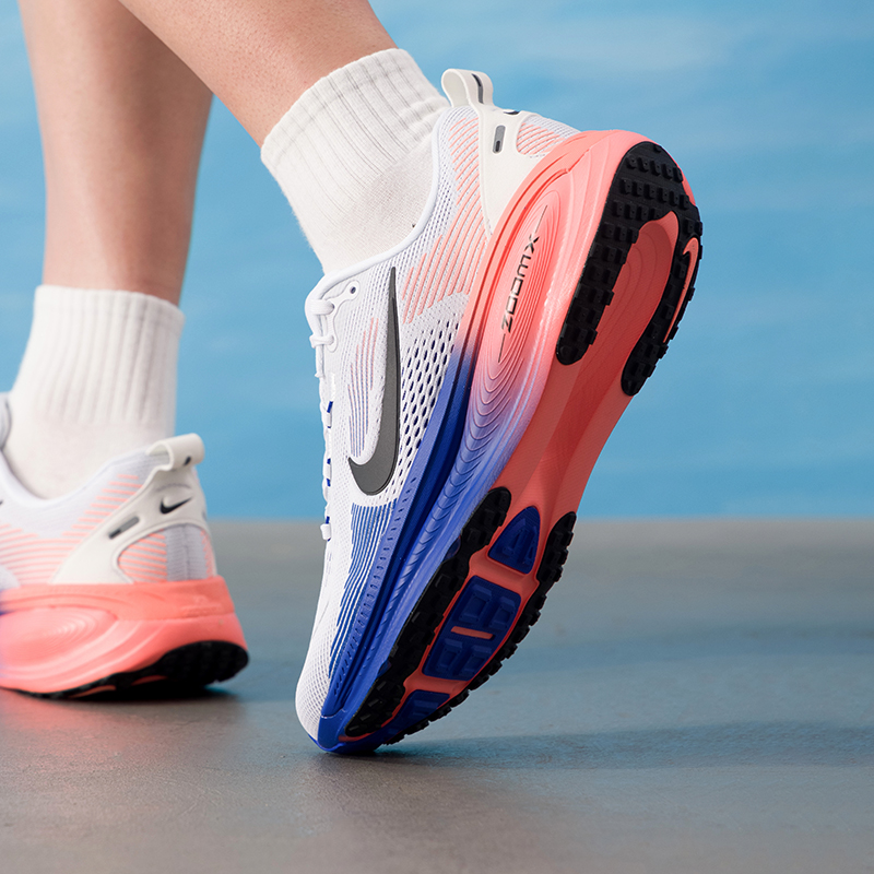 NIKE VOMERO 18 HM6803-114 Scar - Lightweight Road Running Shoes recensione e prezzo